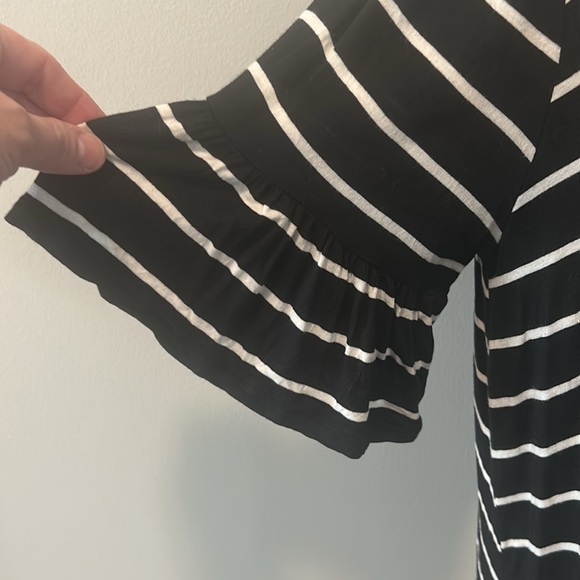 Woman’s lattice pattern neckline t-shirt with ruffled short sleeve opening. - Picture 4 of 7